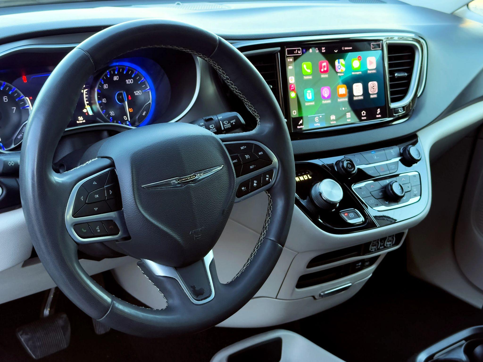 Chrysler Pacifica Touring L - Thumbnail 4