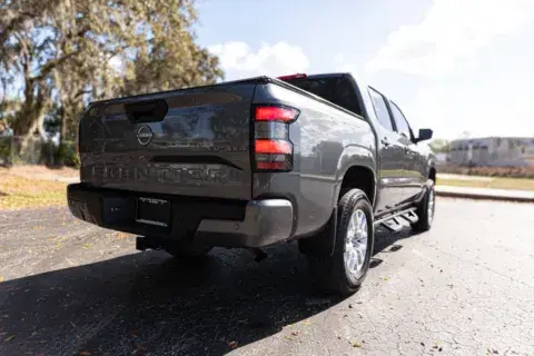 Nissan Frontier Crew Cab Sv Pickup 4D 5 Ft - Thumbnail 4