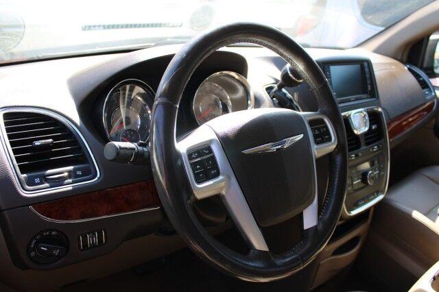 Chrysler Town & Country - Thumbnail 13