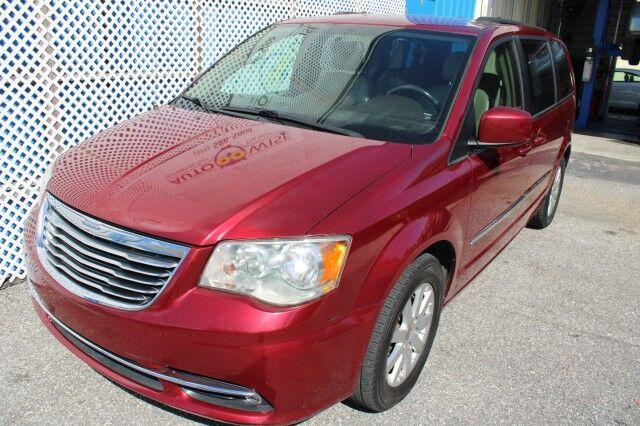 Chrysler Town & Country - Thumbnail 2