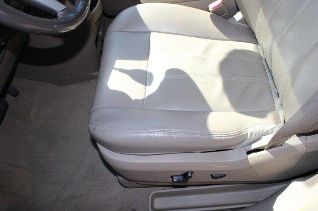 Chrysler Town & Country - Thumbnail 11