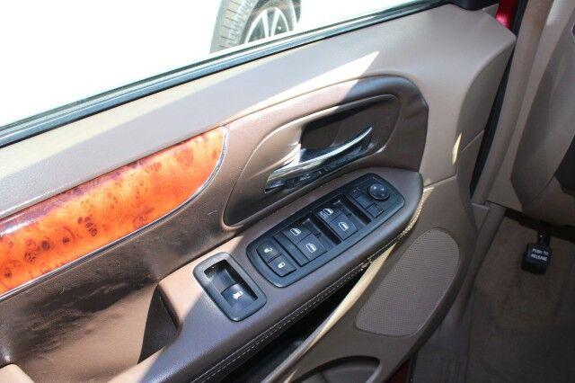 Chrysler Town & Country - Thumbnail 10