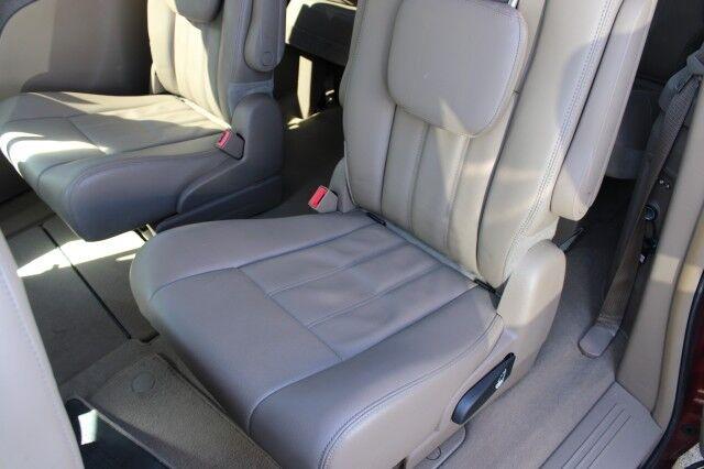 Chrysler Town & Country - Thumbnail 14