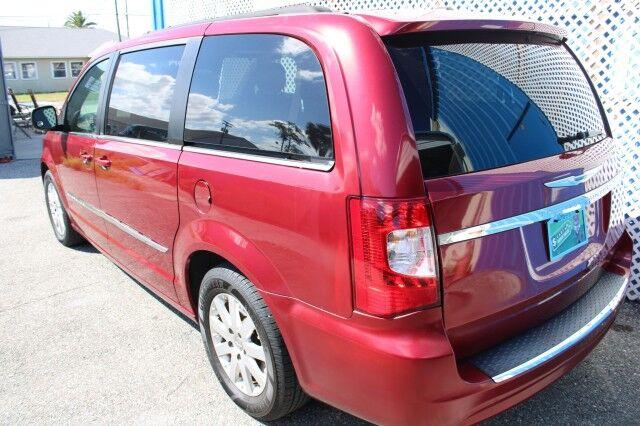 Chrysler Town & Country - Thumbnail 5