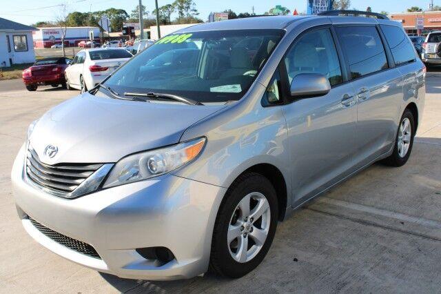Toyota Sienna - Thumbnail 2