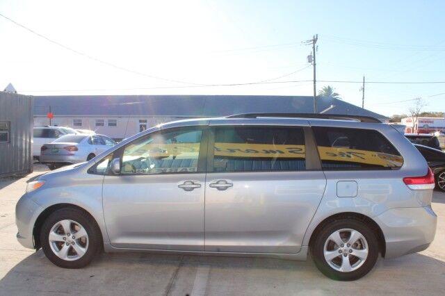 Toyota Sienna - Thumbnail 4