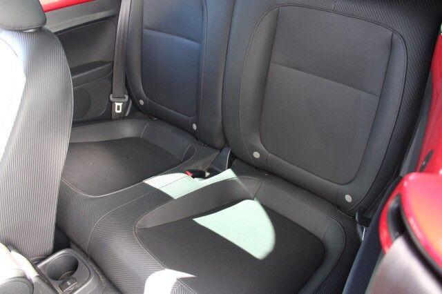 Volkswagen Beetle 2.0T Convertible - Thumbnail 14