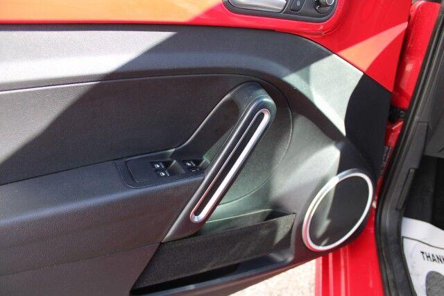 Volkswagen Beetle 2.0T Convertible - Thumbnail 12