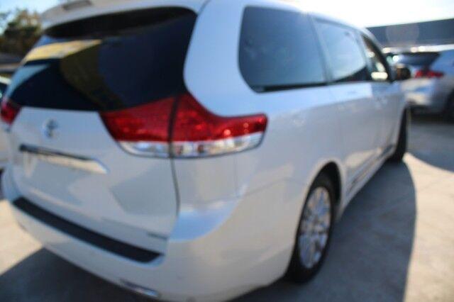 Toyota Sienna - Thumbnail 5