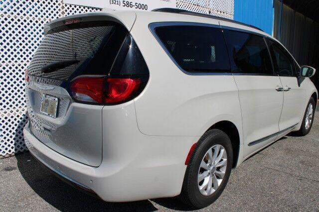 Chrysler Pacifica - Thumbnail 6