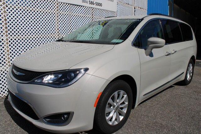 Chrysler Pacifica - Thumbnail 3