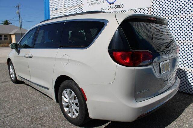 Chrysler Pacifica - Thumbnail 5