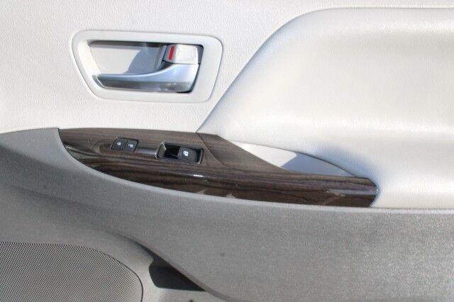 Toyota Sienna - Thumbnail 16