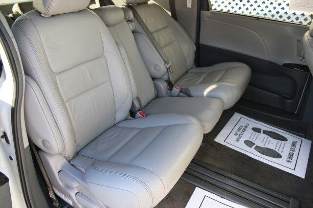 Toyota Sienna - Thumbnail 17