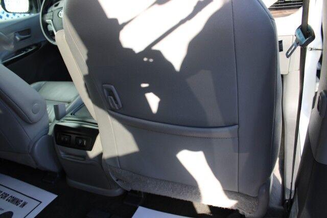 Toyota Sienna - Thumbnail 19