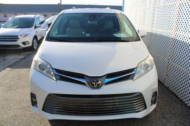 Toyota Sienna - Thumbnail 8