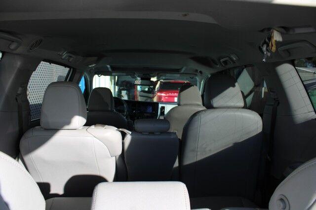 Toyota Sienna - Thumbnail 10