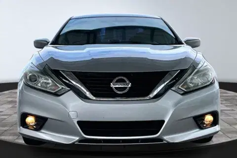 Nissan Altima - Thumbnail 3