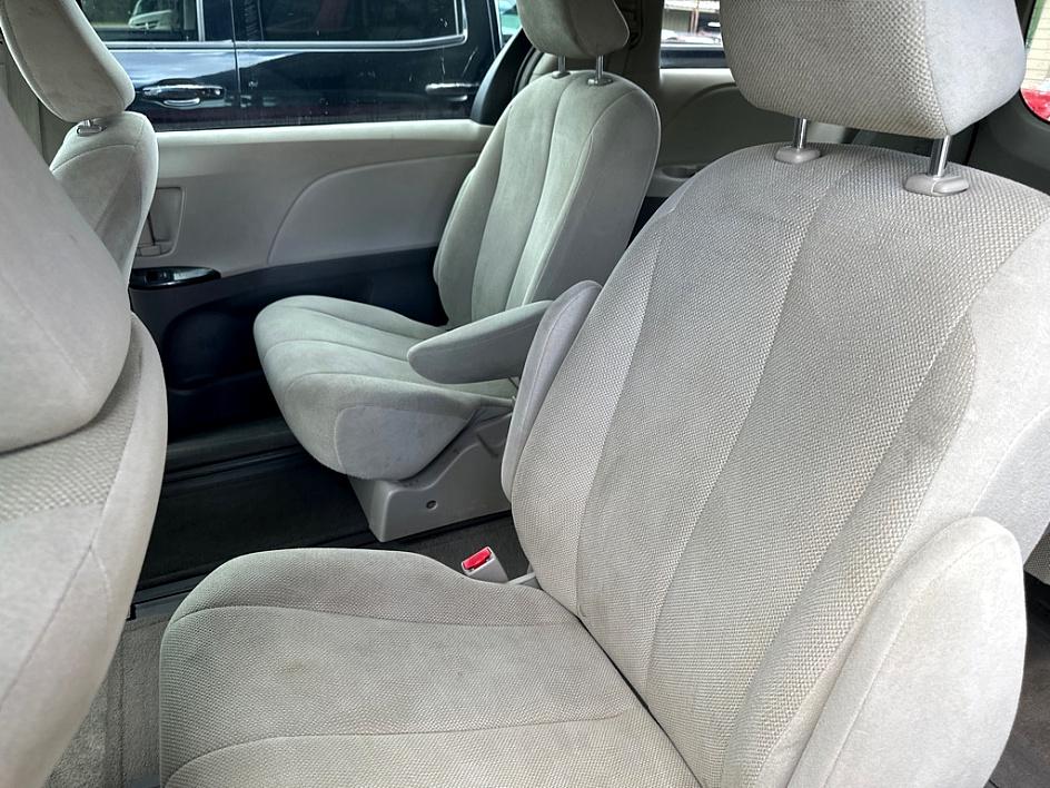Toyota Sienna - Thumbnail 4