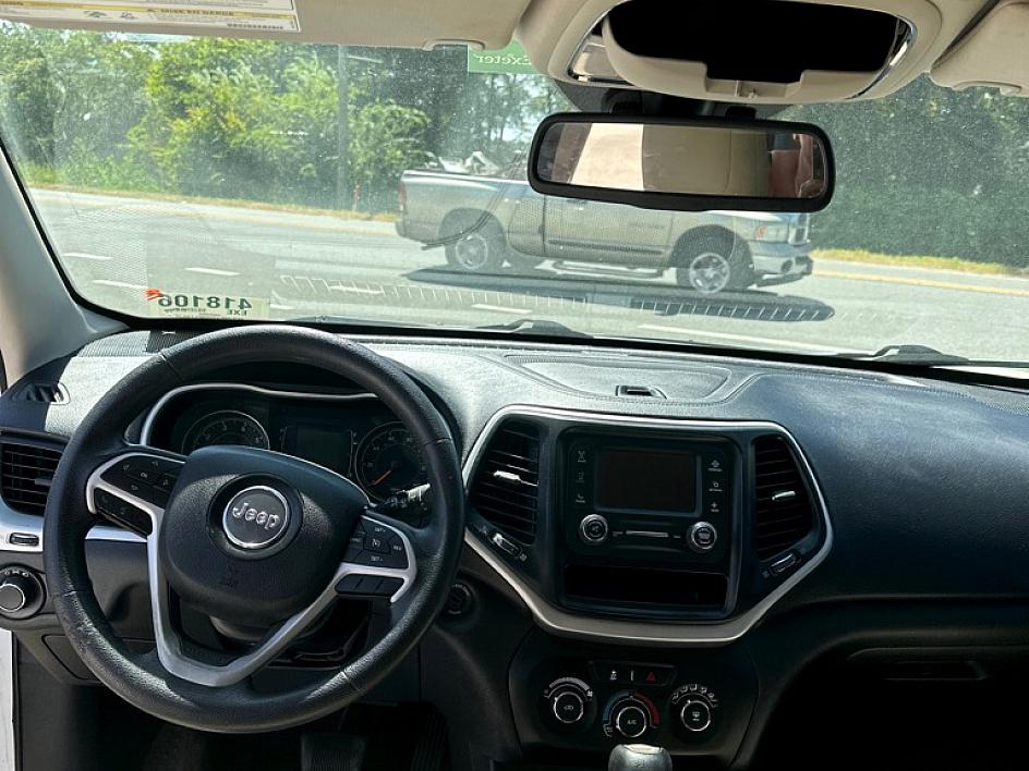 Jeep Cherokee Sport - Thumbnail 2