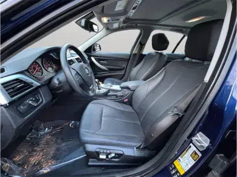 BMW 3 Series 320I Xdrive Sedan 4D - Thumbnail 3