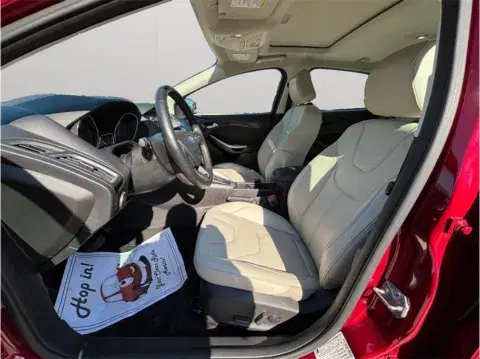 Ford Focus Titanium Hatchback 4D - Thumbnail 3