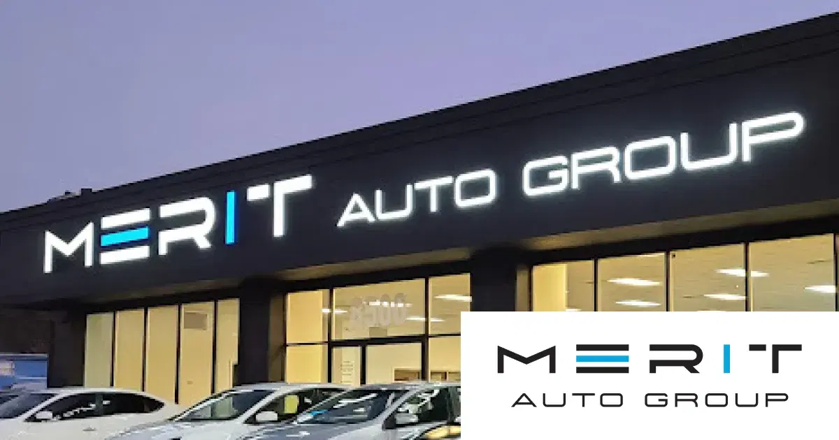 Chrysler Town & Country Limited Minivan 4D - View 1