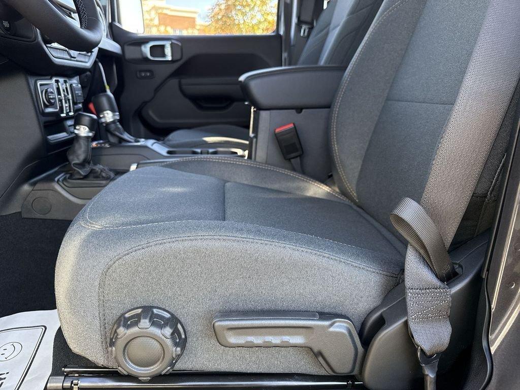 Jeep Wrangler 4-Door Sport S - Thumbnail 13