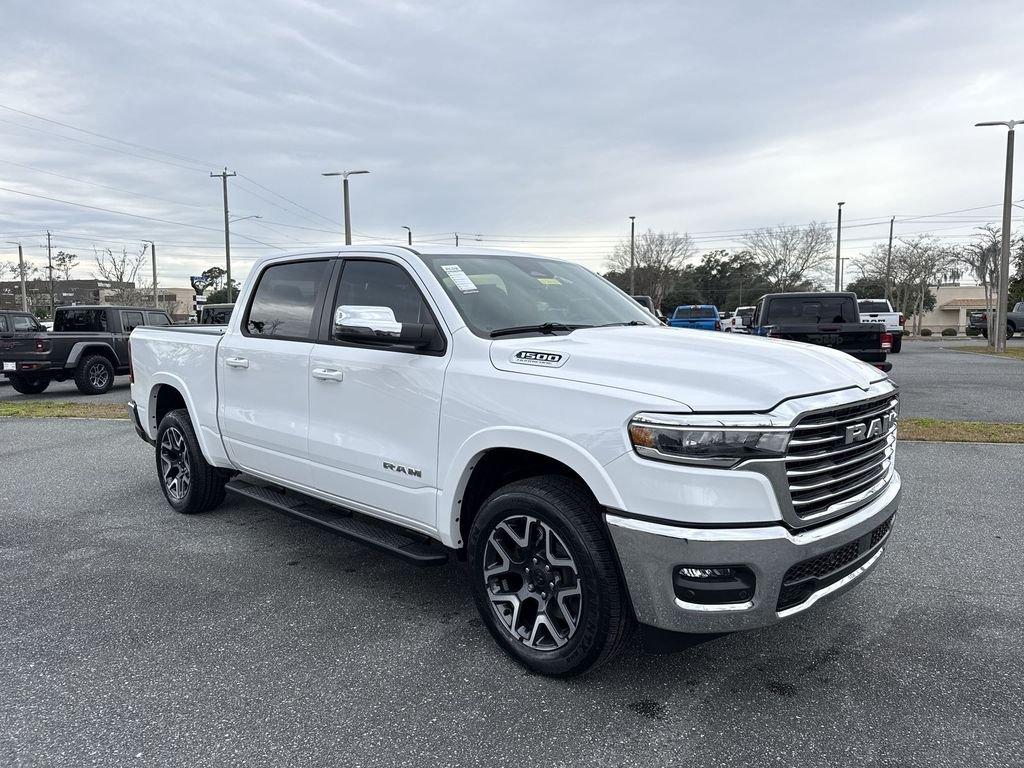 Ram 1500 Laramie Crew Cab 4X2 5'7' Box - Thumbnail 2