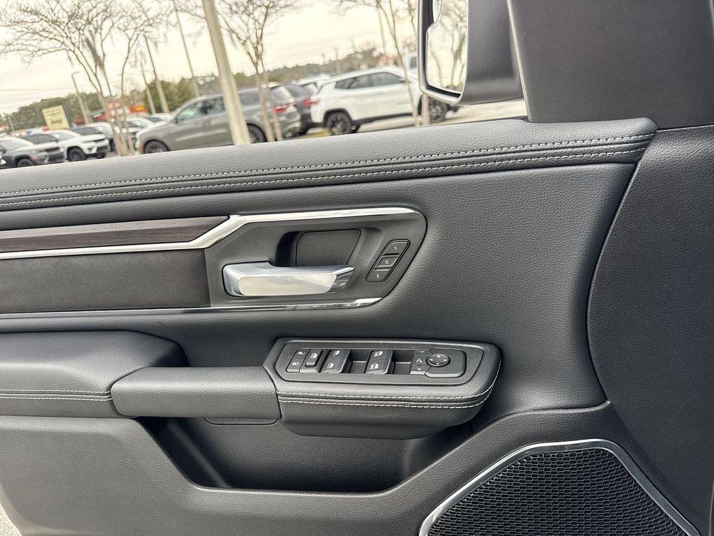 Ram 1500 Laramie Crew Cab 4X2 5'7' Box - Thumbnail 13