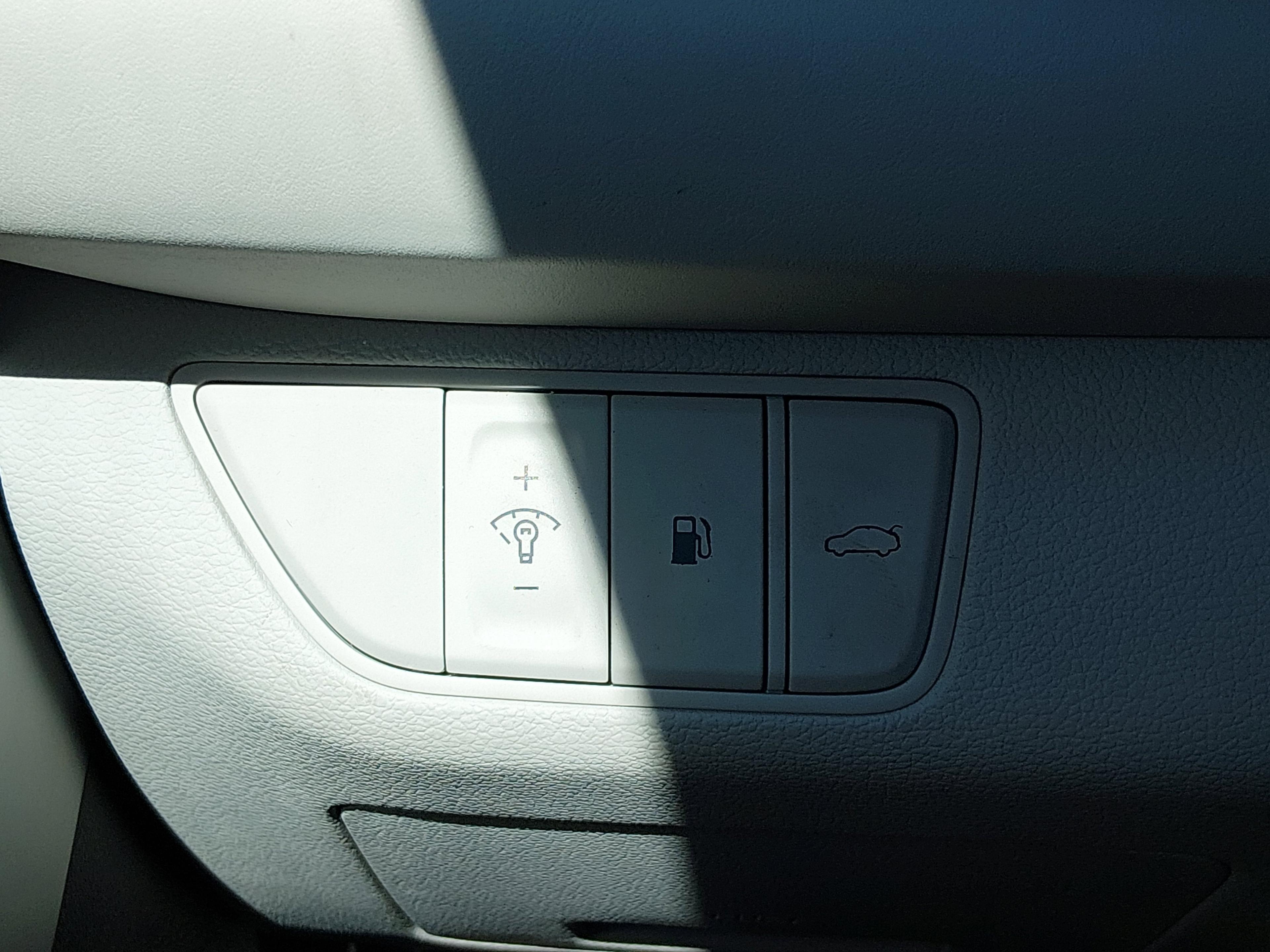 Genesis G70 2.5T Rwd - Thumbnail 13