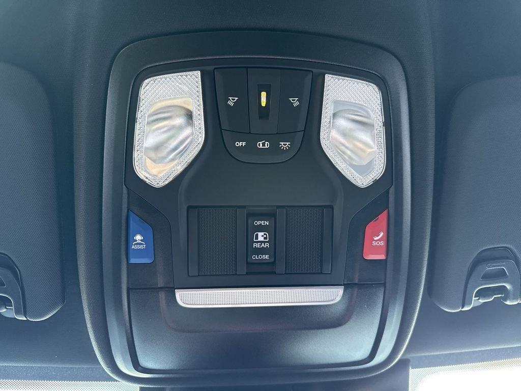 Ram 3500 Tradesman Crew Cab Chassis 4X4 60' Ca - Thumbnail 18