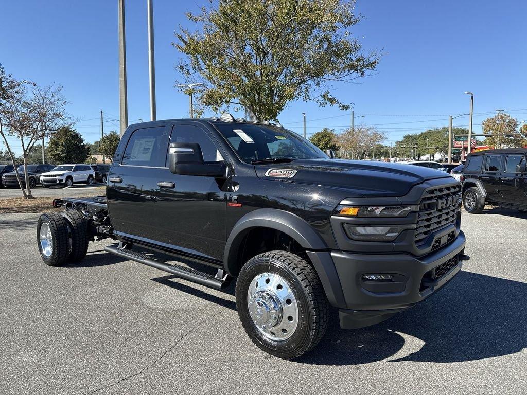 Ram 5500 Tradesman Chassis Crew Cab 4X4 60' Ca - Thumbnail 2