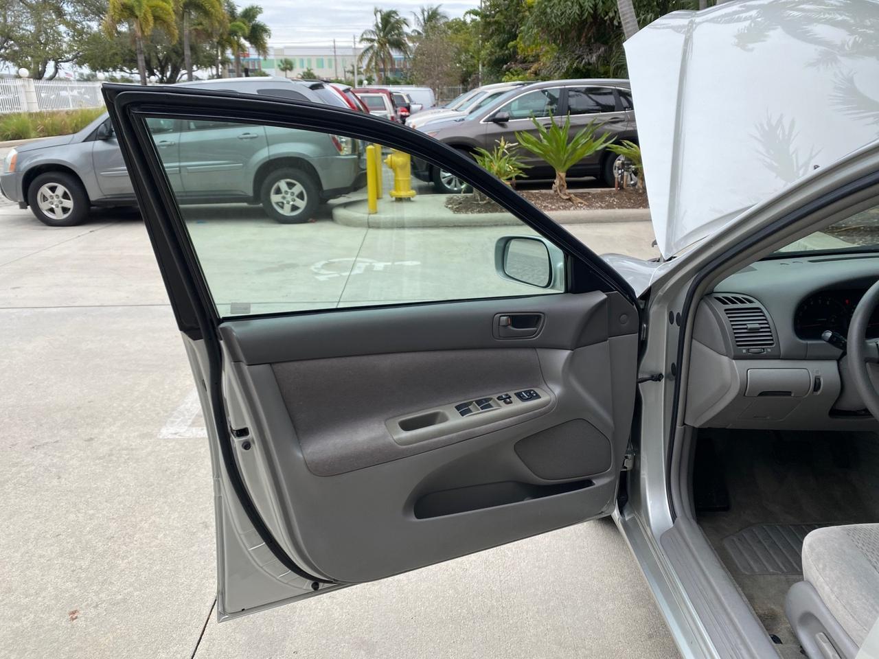 Toyota Camry - Thumbnail 10