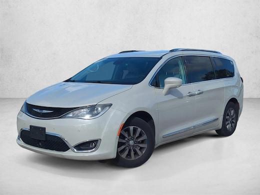 Chrysler Pacifica Touring L Van Passenger Van - Thumbnail 3