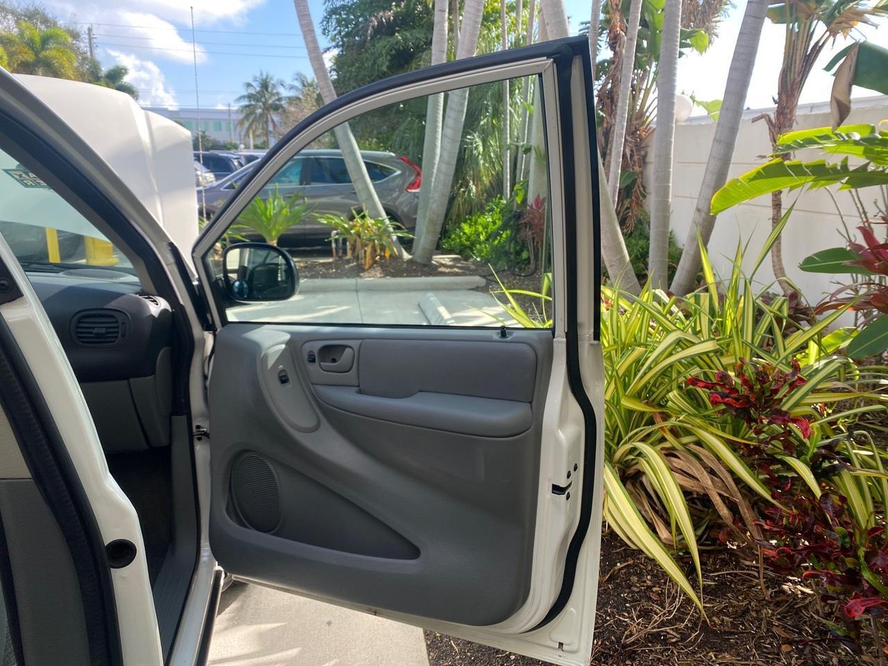 Dodge Caravan - Thumbnail 12