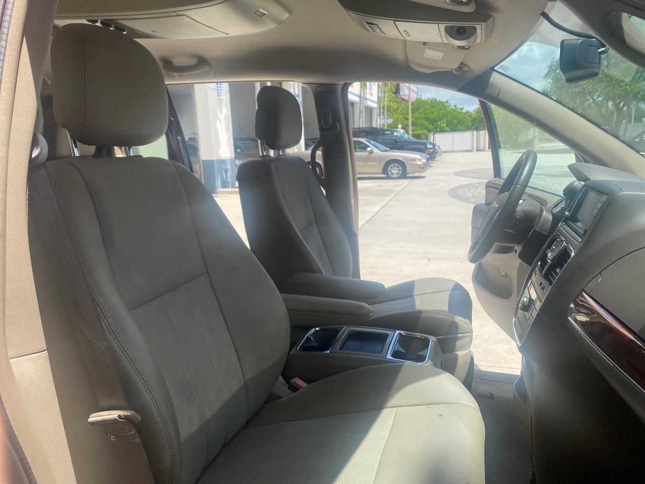 Chrysler Town & Country - Thumbnail 13