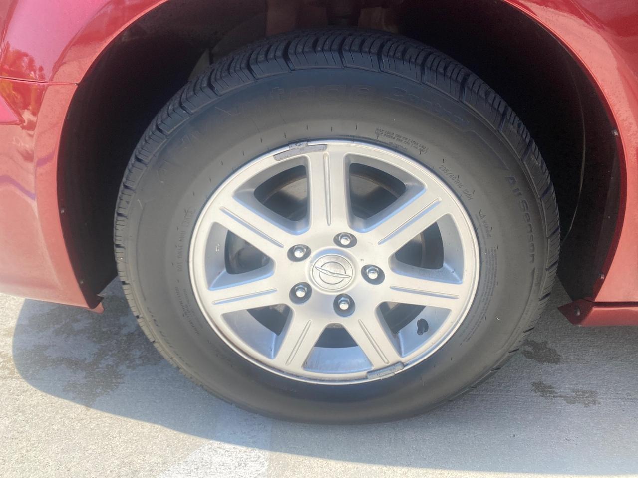 Chrysler Town & Country - Thumbnail 20