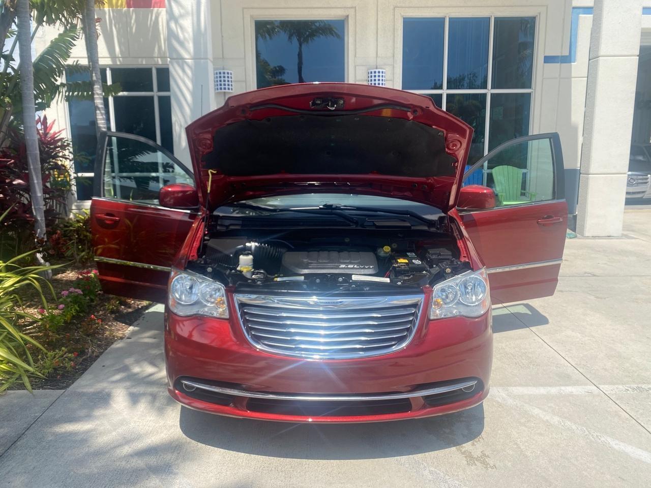 Chrysler Town & Country - Thumbnail 17