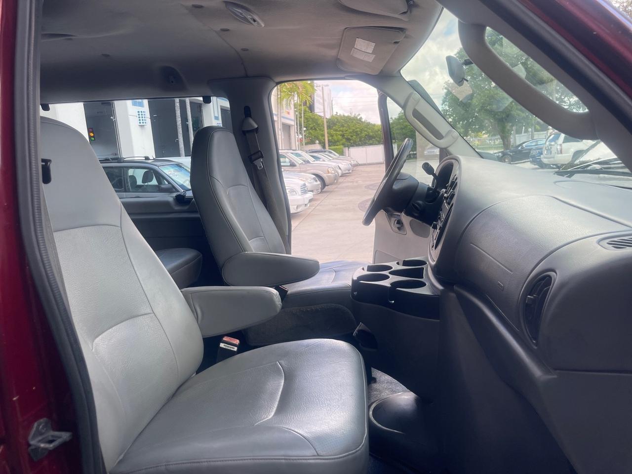 Ford Econoline Wagon - Thumbnail 13