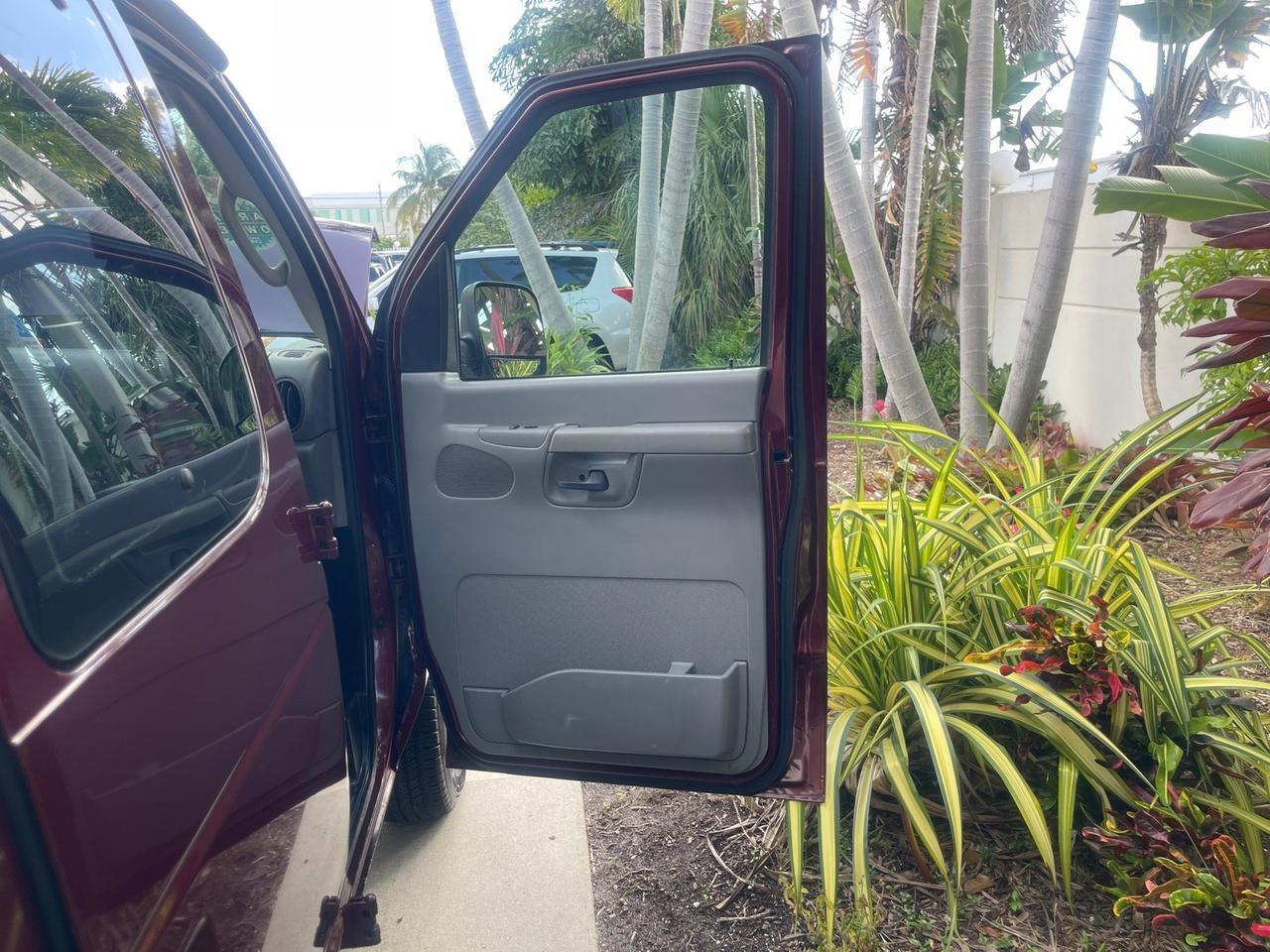 Ford Econoline Wagon - Thumbnail 12