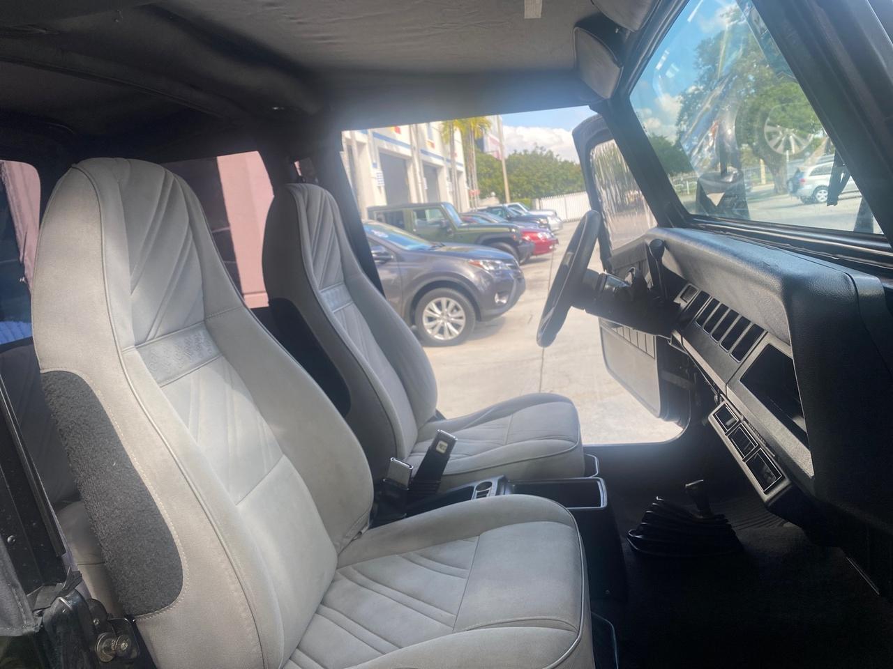 Jeep Wrangler - Thumbnail 13