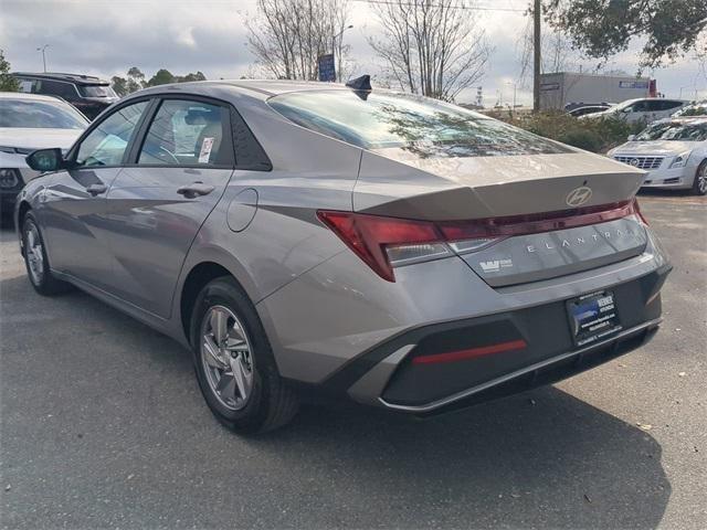 Hyundai Elantra Se Fwd 4D Sedan - Thumbnail 8