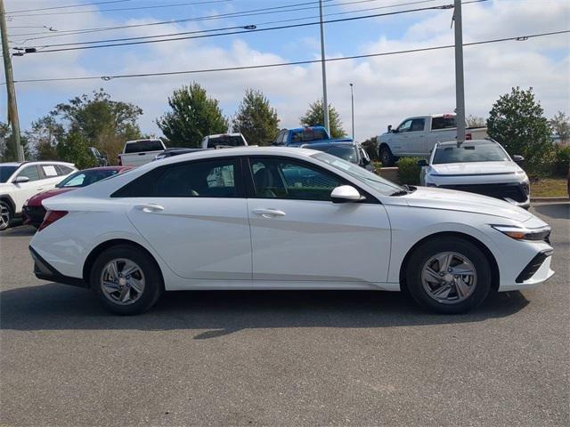 Hyundai Elantra Se Fwd 4D Sedan - Thumbnail 5