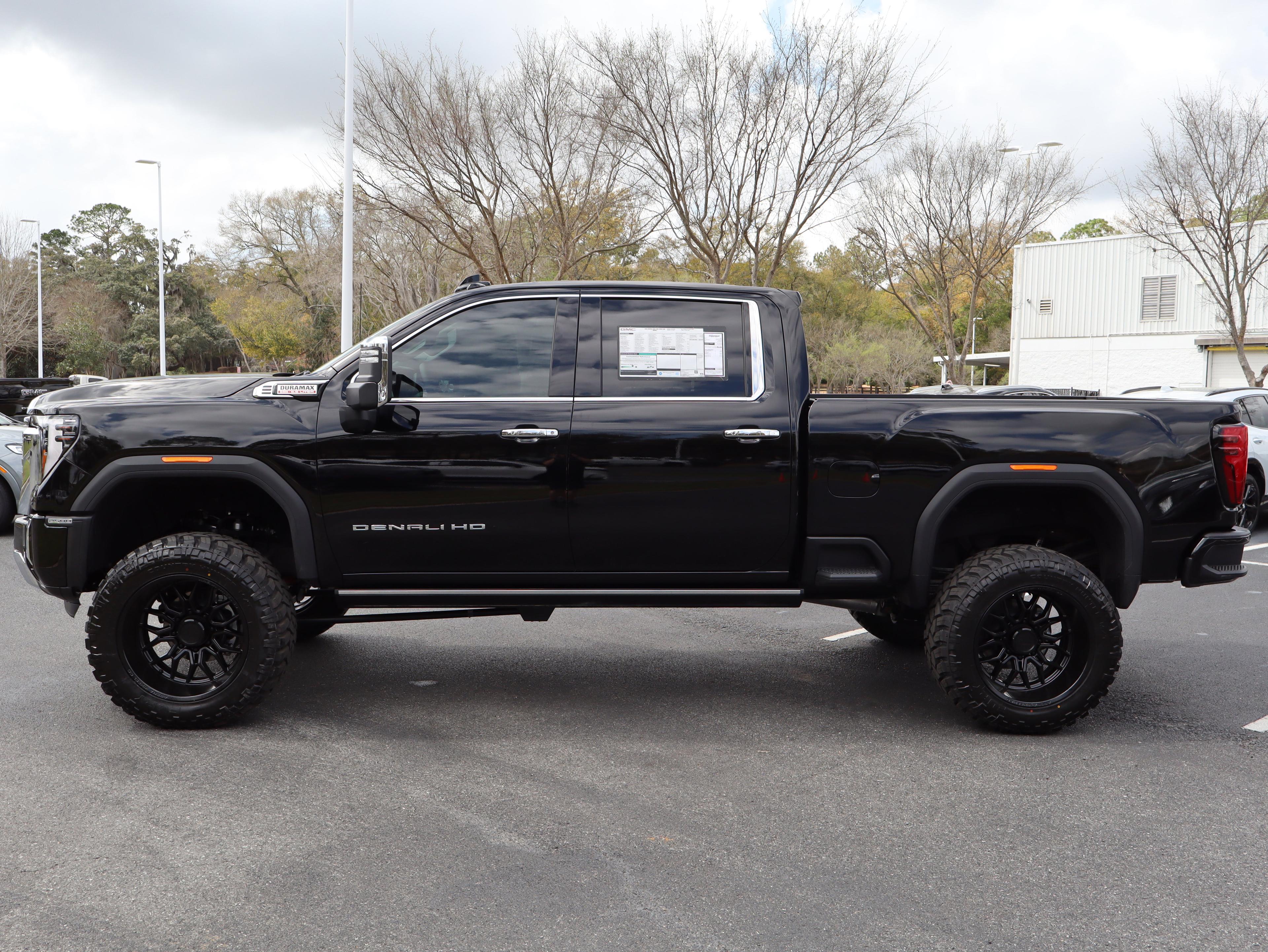 GMC Sierra 2500 Hd Denali Four Wheel Drive Crew Cab - Thumbnail 17