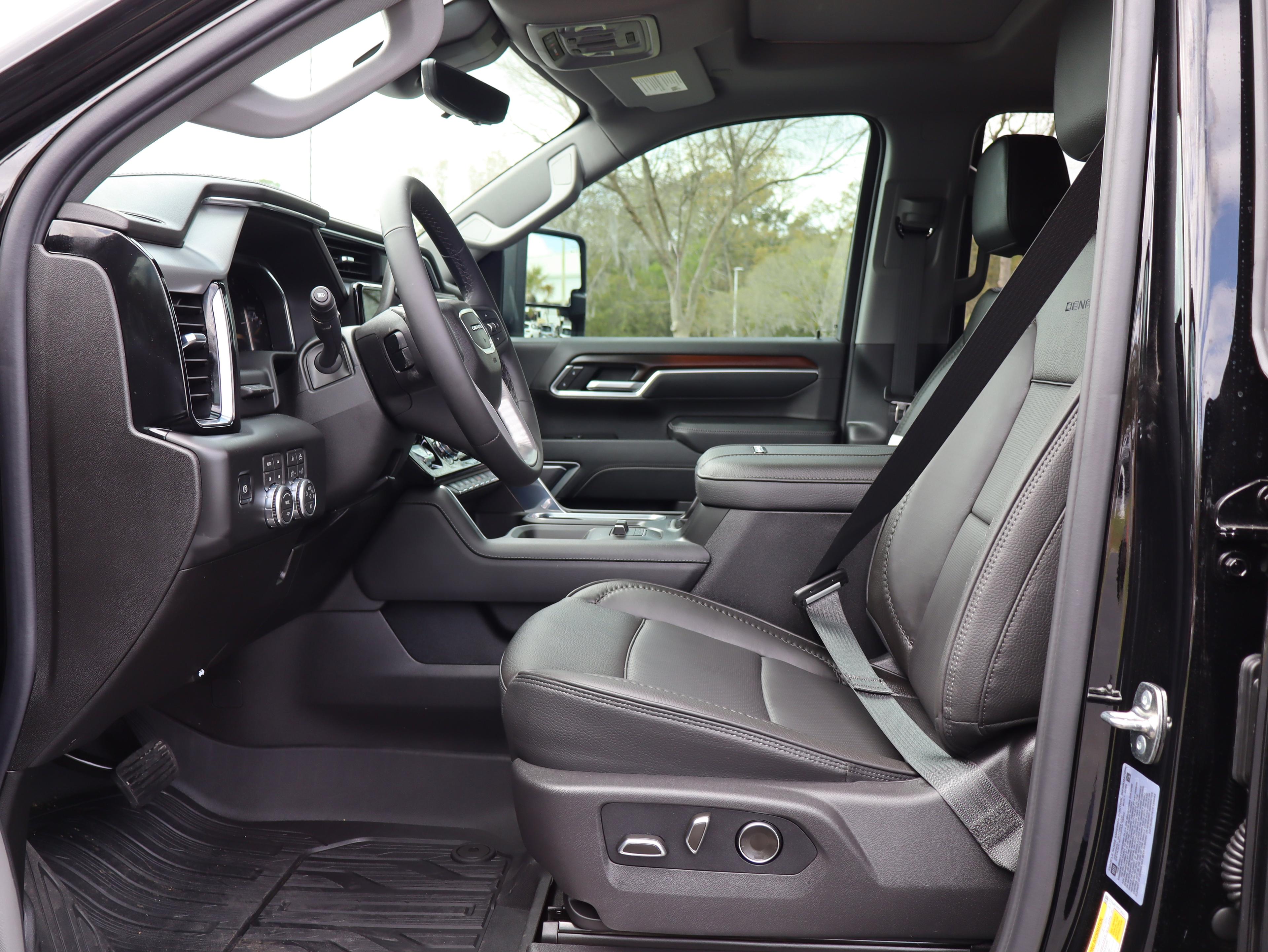 GMC Sierra 2500 Hd Denali Four Wheel Drive Crew Cab - Thumbnail 20