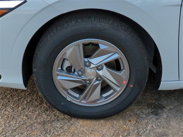 Hyundai Elantra Se Fwd 4D Sedan - Thumbnail 12