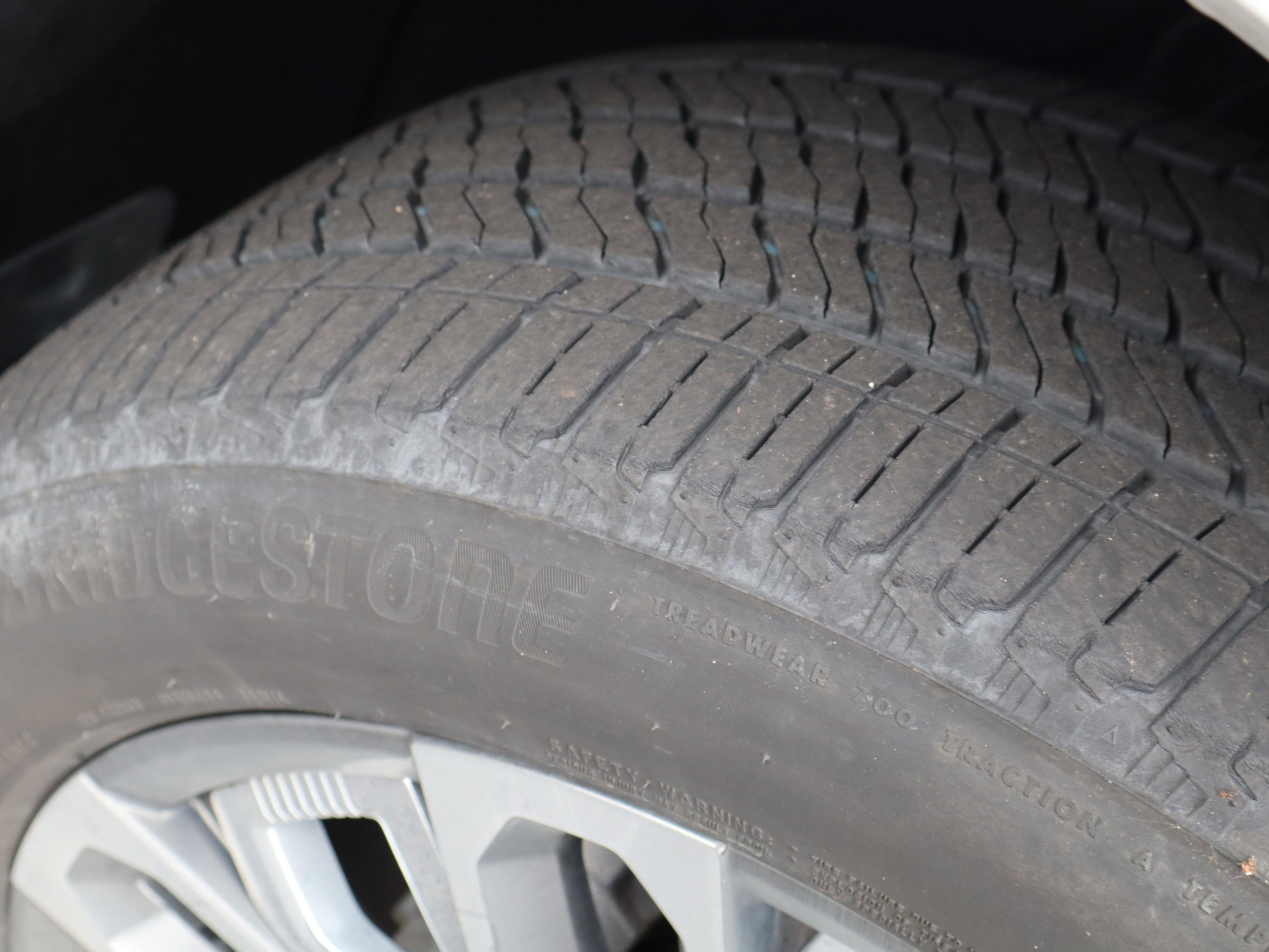 GMC Sierra 1500 Denali Ultimate Four Wheel Drive Crew Cab - Thumbnail 10