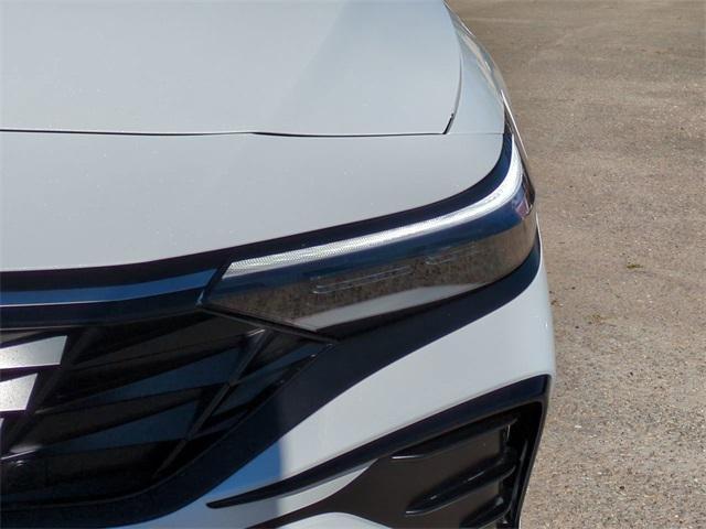 Hyundai Elantra Sel Sport Premium Fwd 4D Sedan - Thumbnail 11