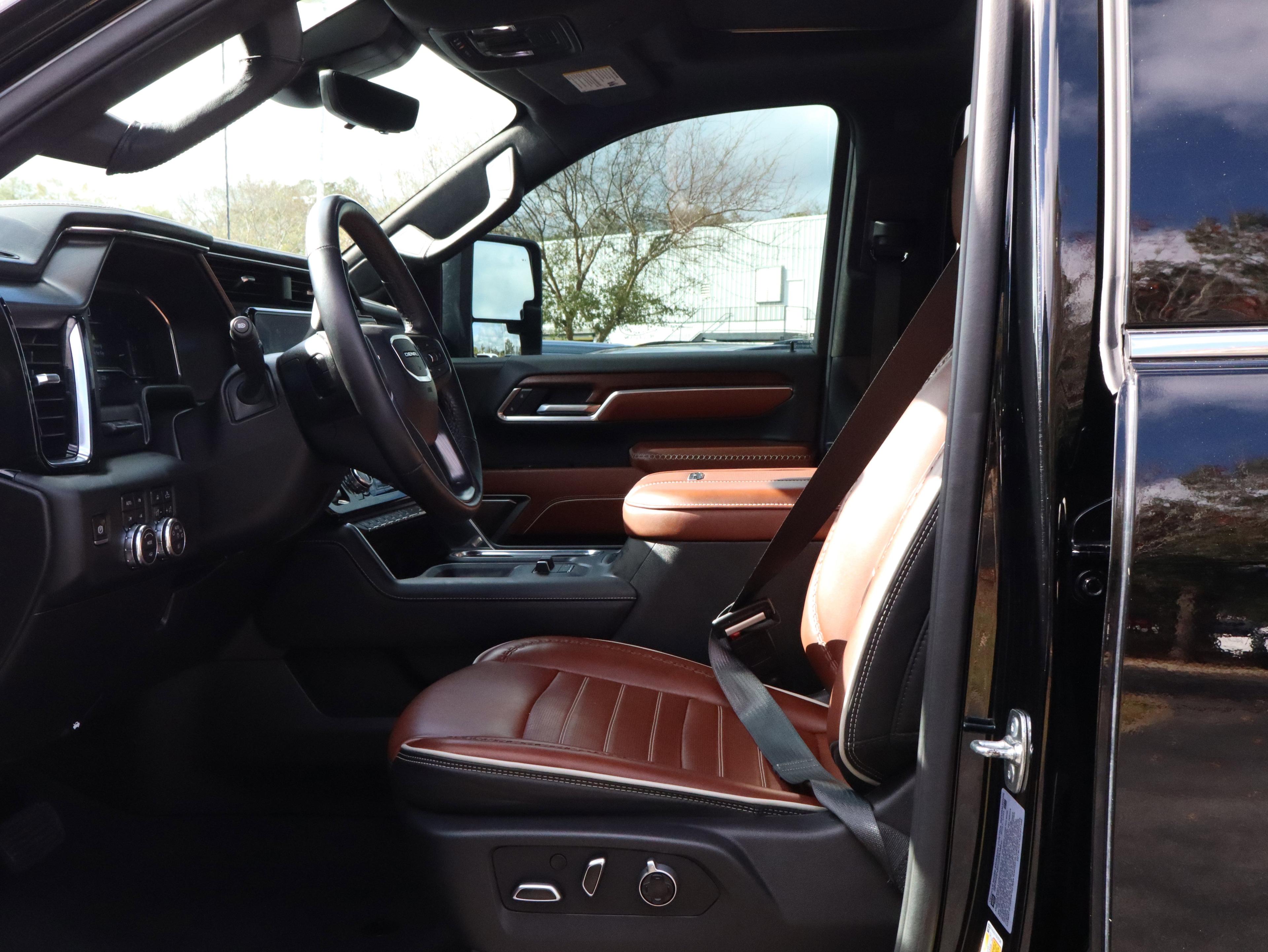 GMC Sierra 2500 Hd Denali Ultimate Four Wheel Drive Crew Cab - Thumbnail 14